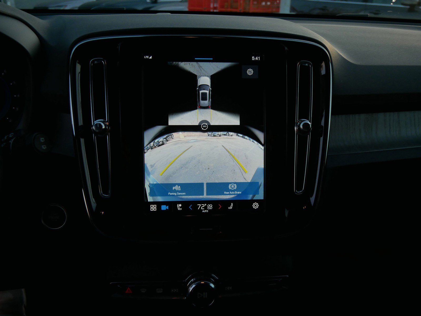 Used 2025 Volvo XC40 B5 Plus image 18