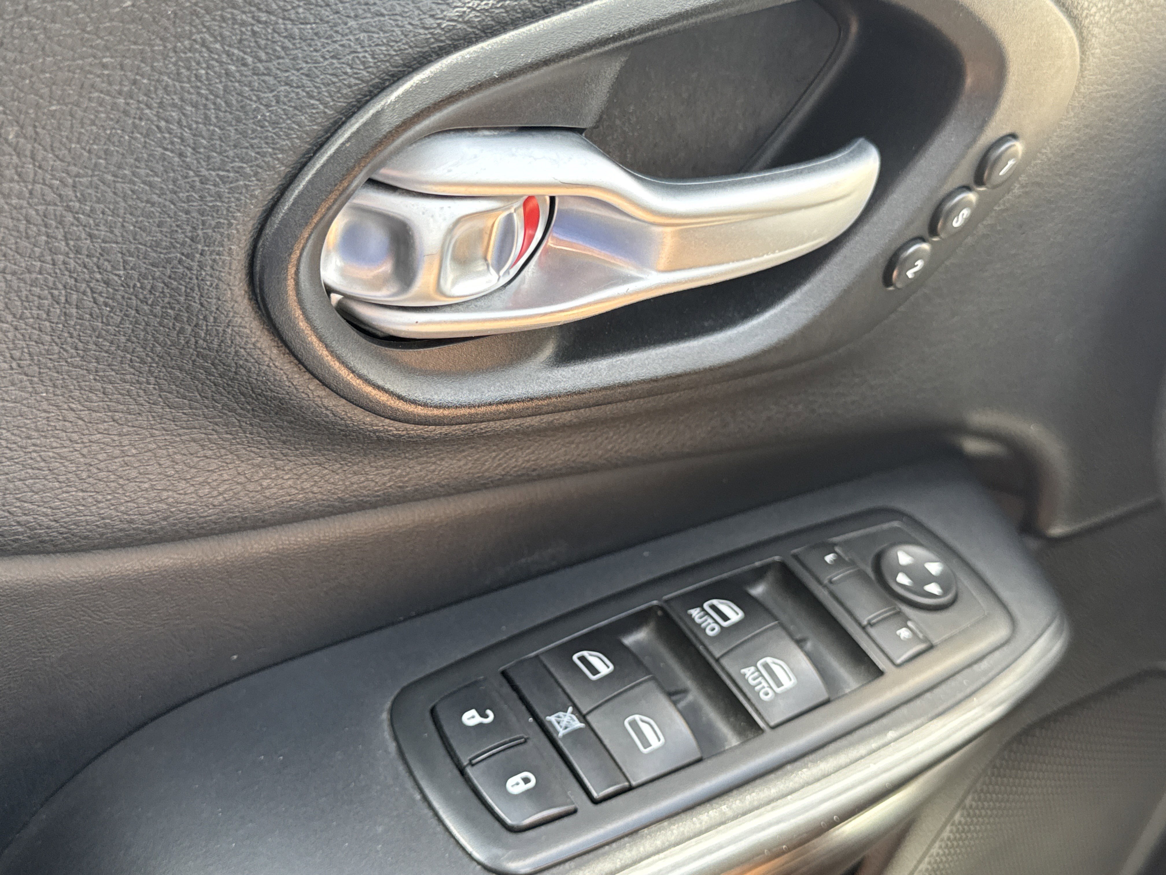 Used 2015 Jeep Cherokee Limited w/ Luxury Group AWD/4WD image 23
