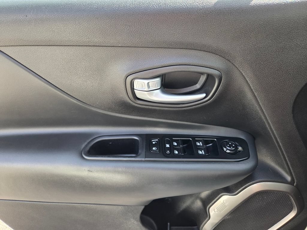 Certified 2022 Jeep Renegade Latitude w/ Convenience Group AWD/4WD image 21
