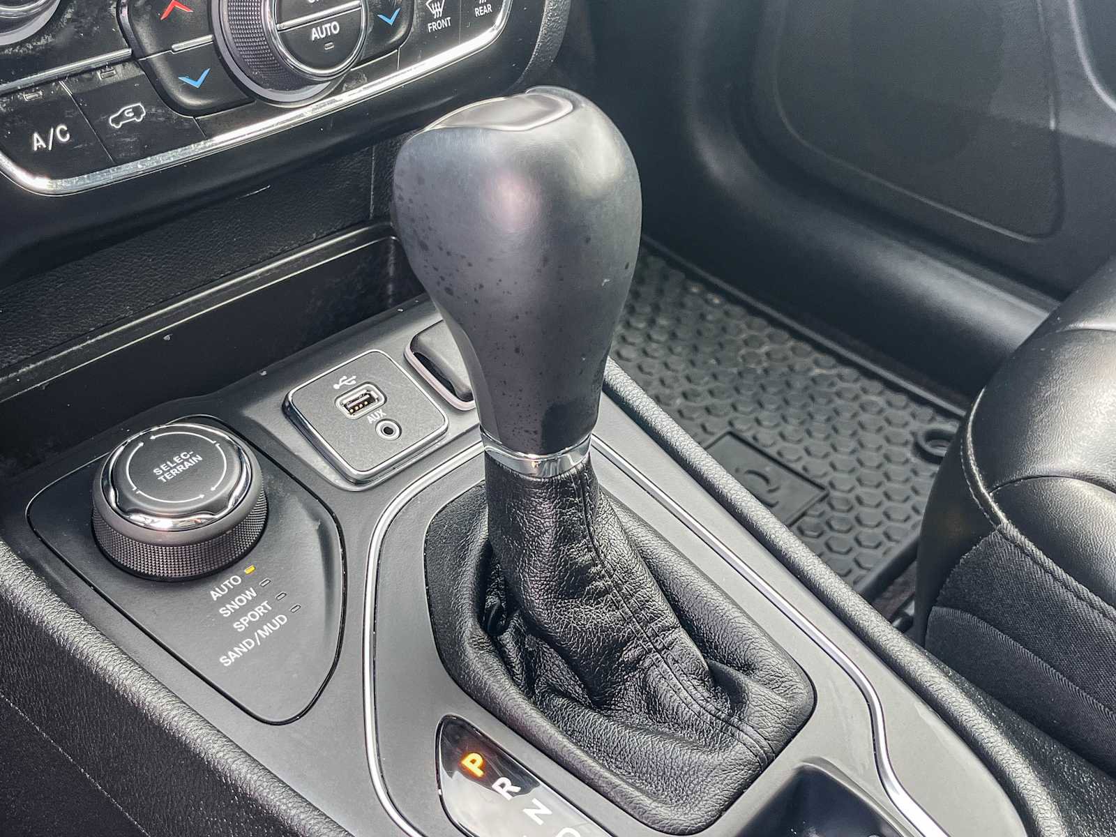 Used 2019 Jeep Cherokee Latitude Plus w/ Comfort/Convenience Group image 18