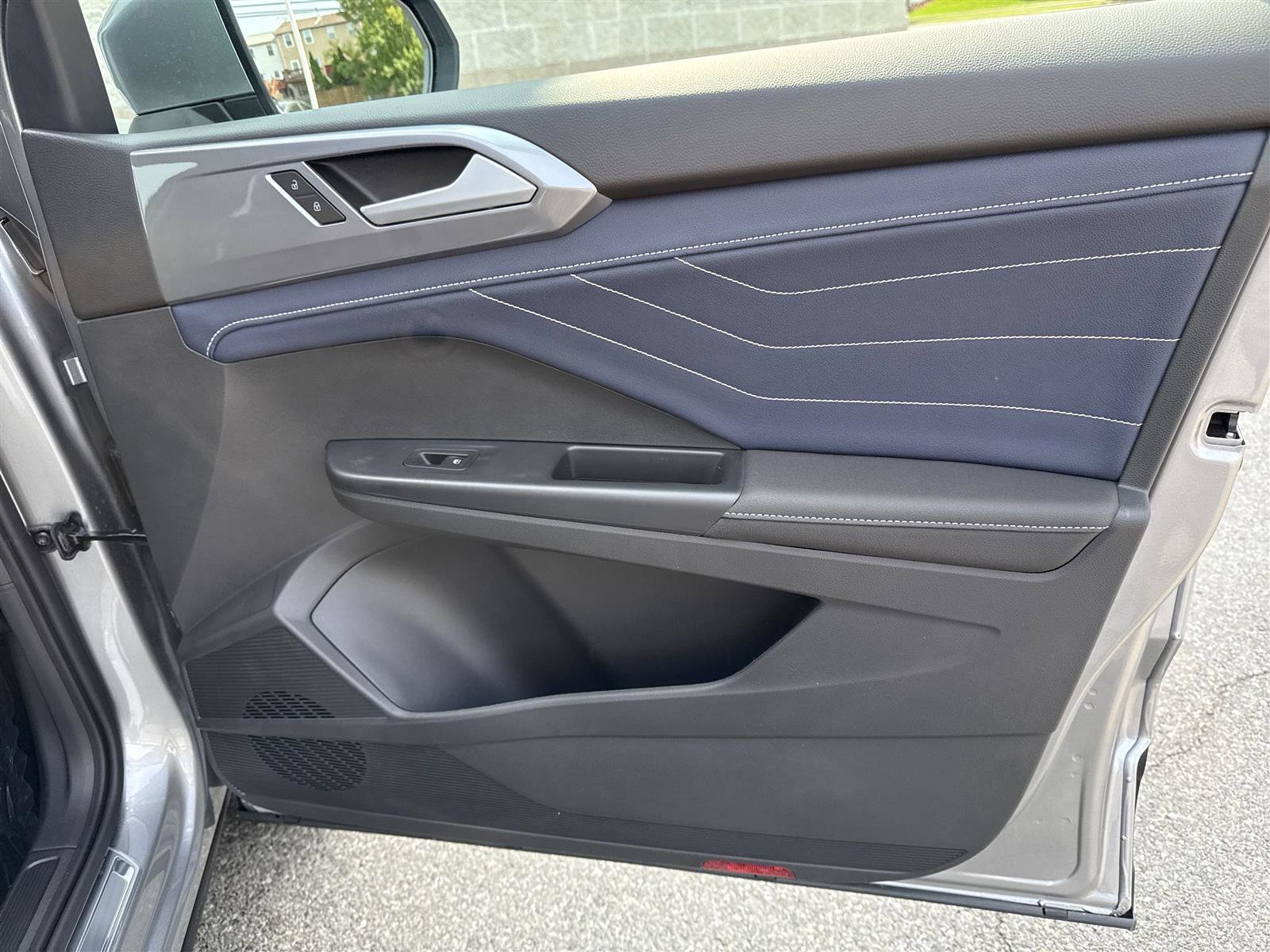 New 2025 Volkswagen Taos SEL image 31