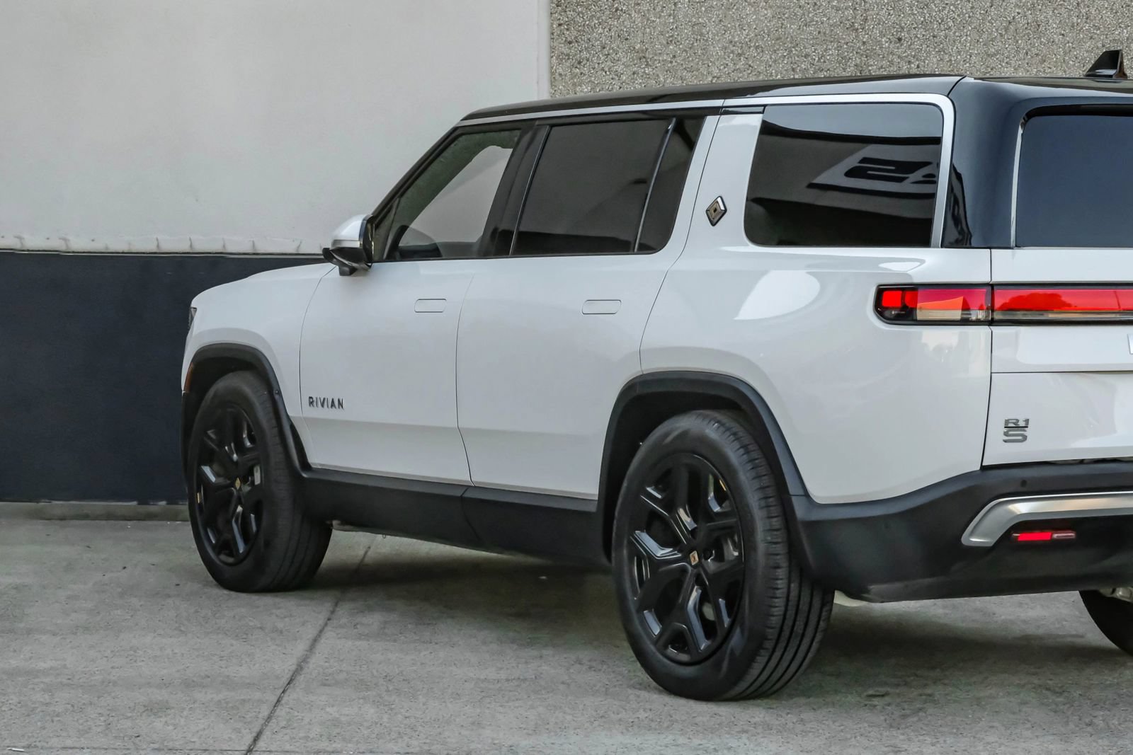 Used 2024 Rivian R1S Adventure AWD/4WD image 17