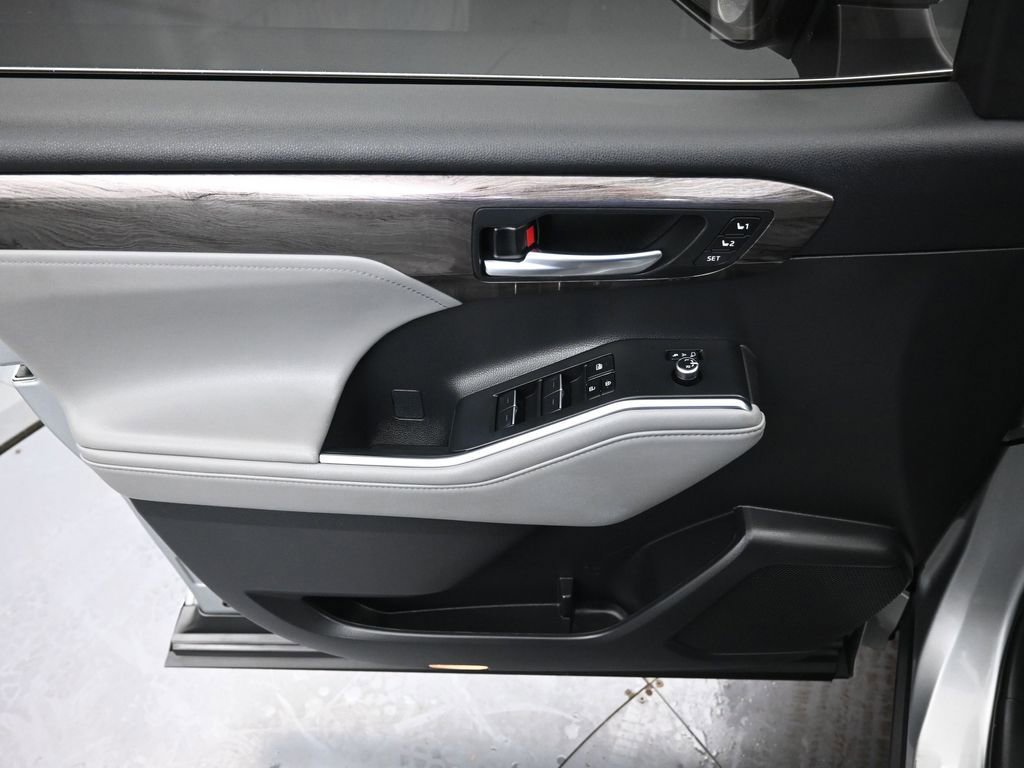 Used 2023 Toyota Highlander Limited image 29