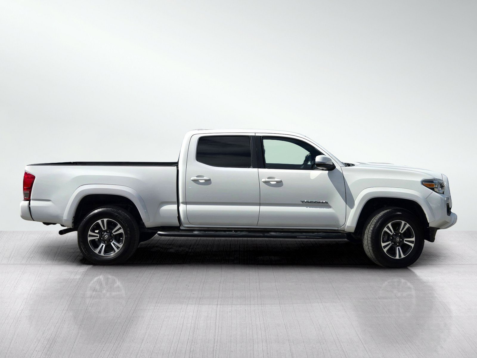 Used 2017 Toyota Tacoma TRD Sport w/ Tow Package RWD image 3