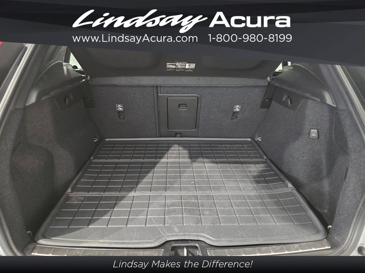 Used 2024 Volvo XC40 B5 Ultimate image 8