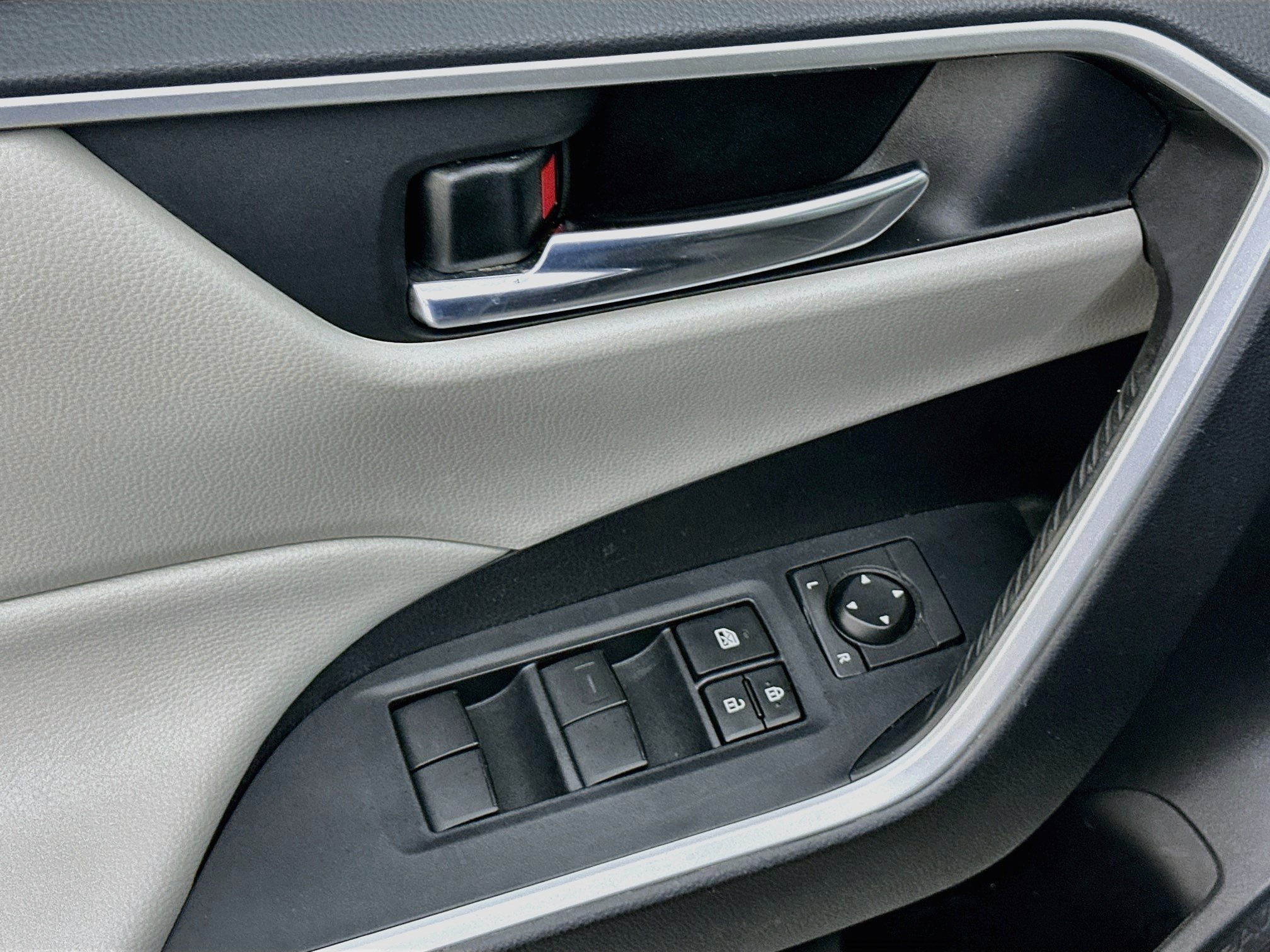 Used 2020 Toyota RAV4 XLE w/ Convenience Package FWD image 15