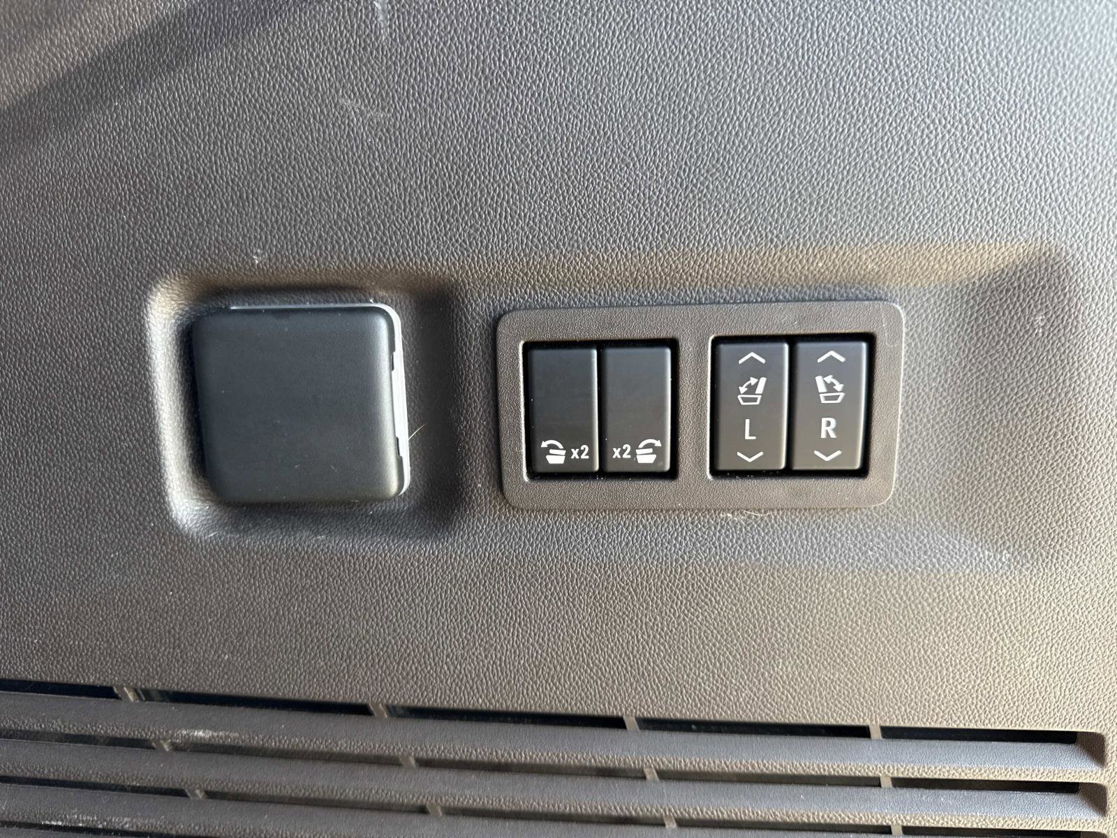 Used 2022 GMC Yukon XL Denali w/ Denali Ultimate Package image 34