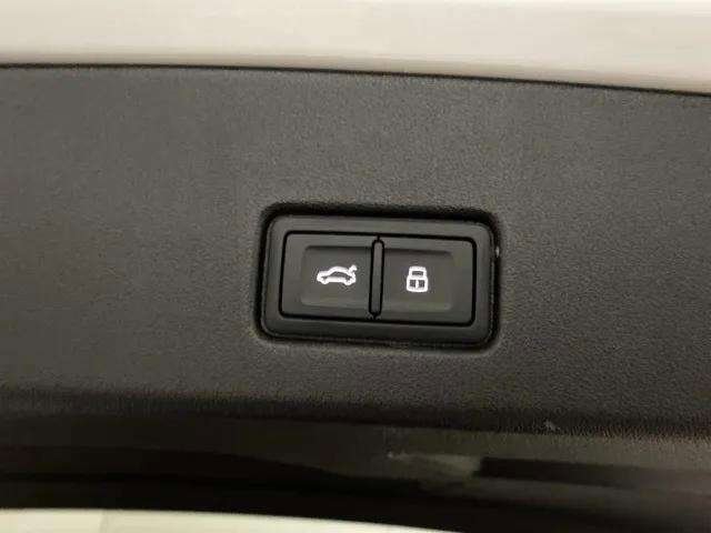 Used 2024 Audi Q4 e-tron Prestige image 8