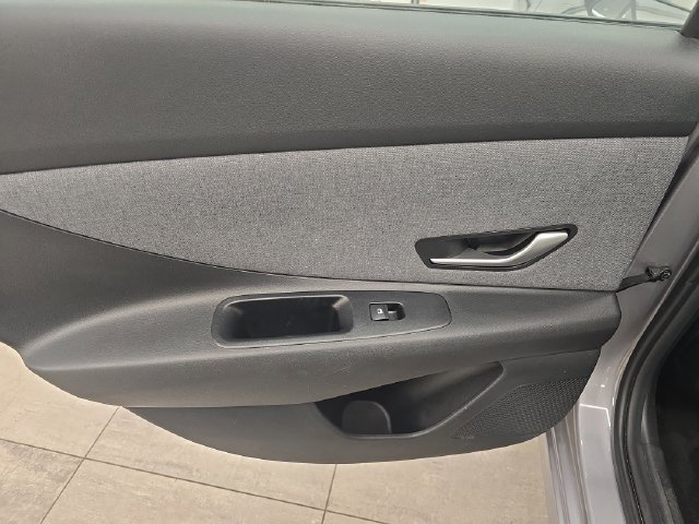 Used 2025 Hyundai Elantra Limited FWD image 17