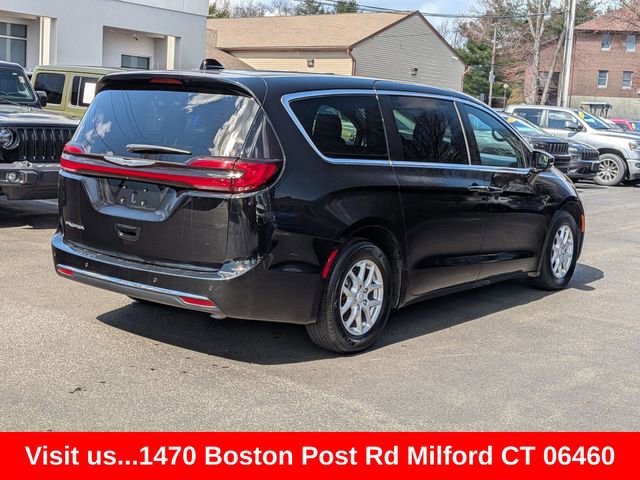 Used 2025 Chrysler Pacifica Select image 3