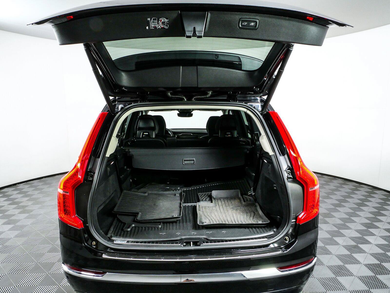 Used 2023 Volvo XC90 B6 Plus w/ Protection Package Premier AWD/4WD image 29