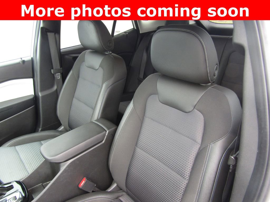 Used 2025 Chevrolet Trax LT w/ LT Convenience Package image 12