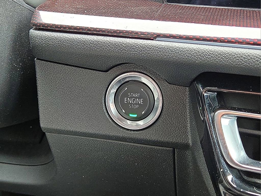 Used 2025 Chevrolet Traverse RS image 31