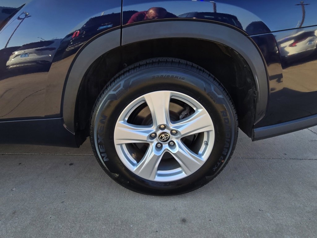 Used 2023 Toyota Highlander L image 19
