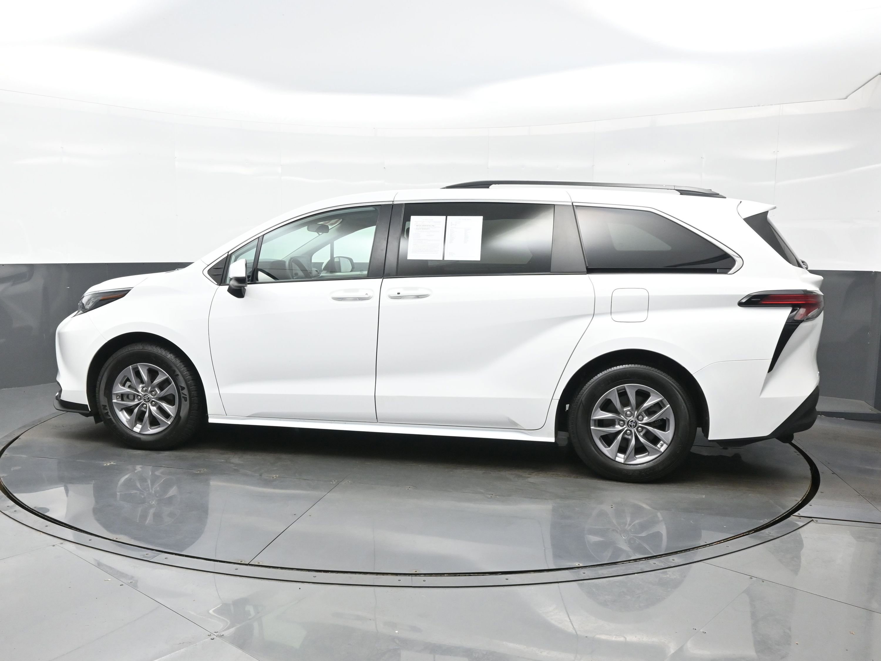 Used 2022 Toyota Sienna LE image 3