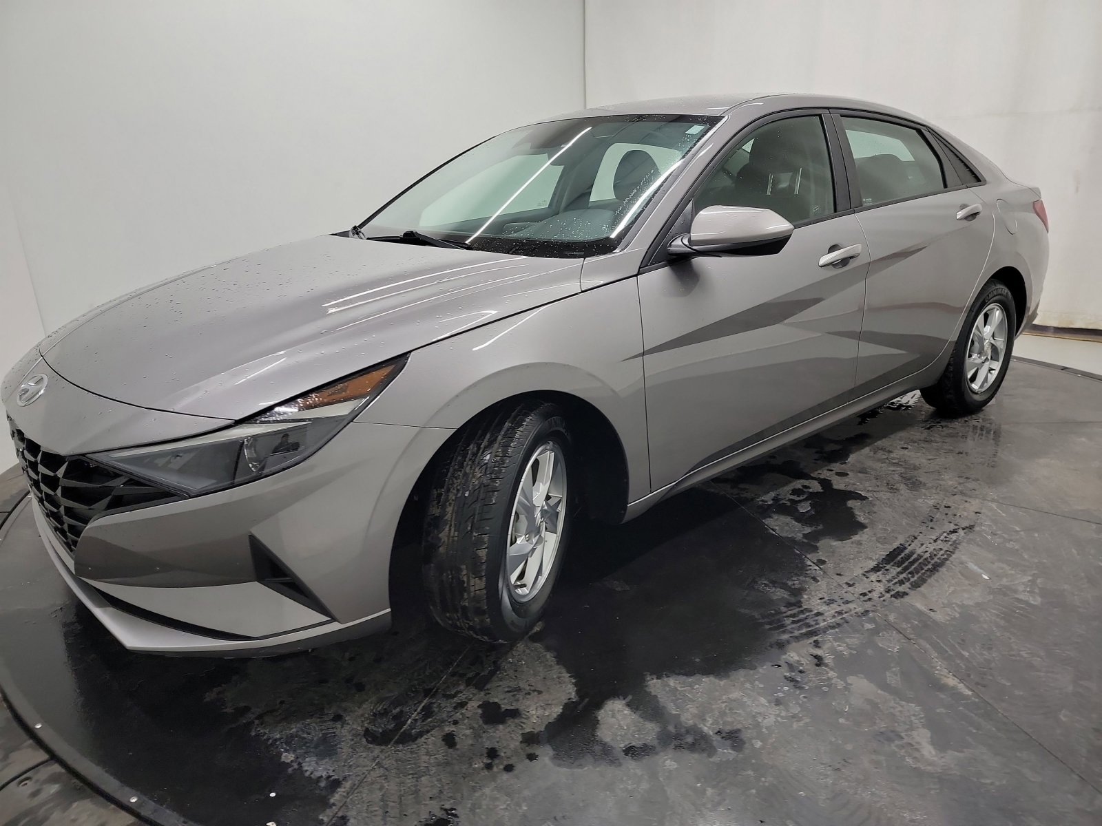 Used 2021 Hyundai Elantra SE w/ Cargo Package image 3