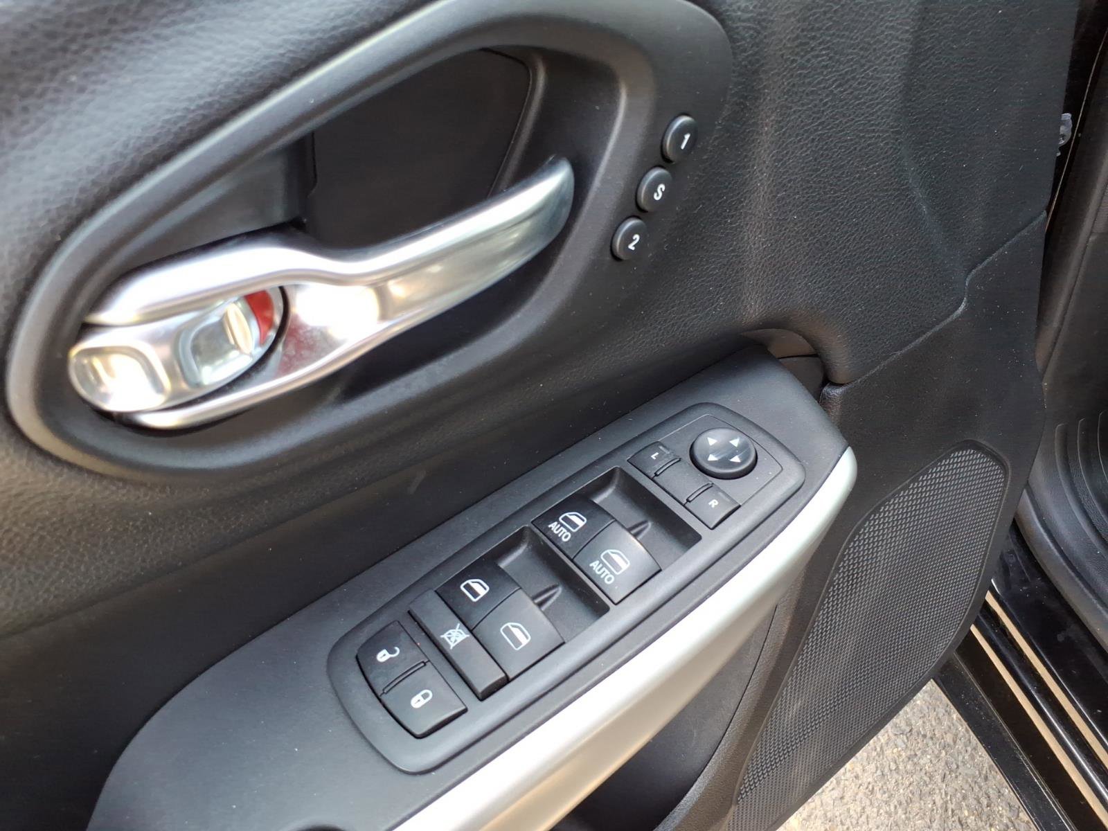 Used 2018 Jeep Cherokee Overland w/ Technology Group image 14