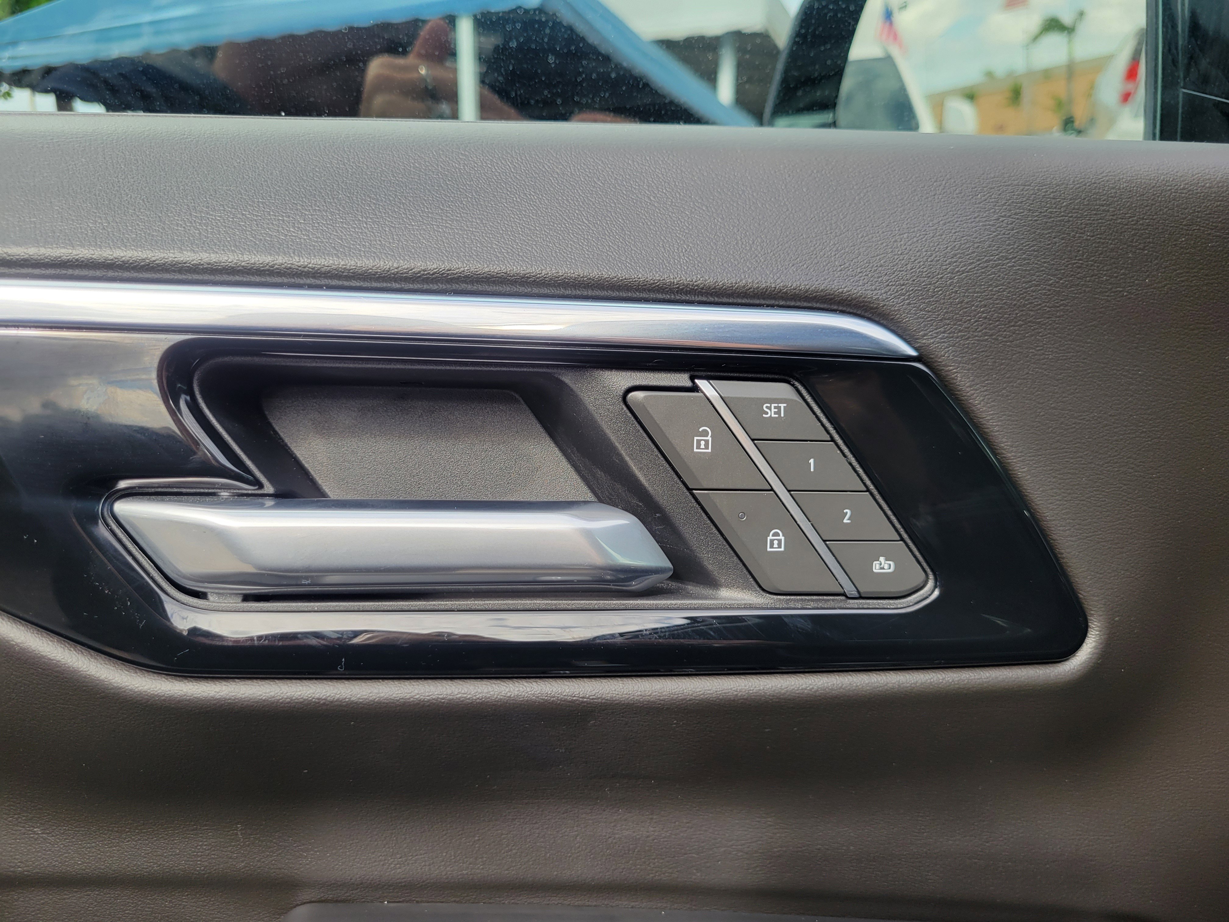 Used 2025 Chevrolet Suburban Z71 AWD/4WD image 23