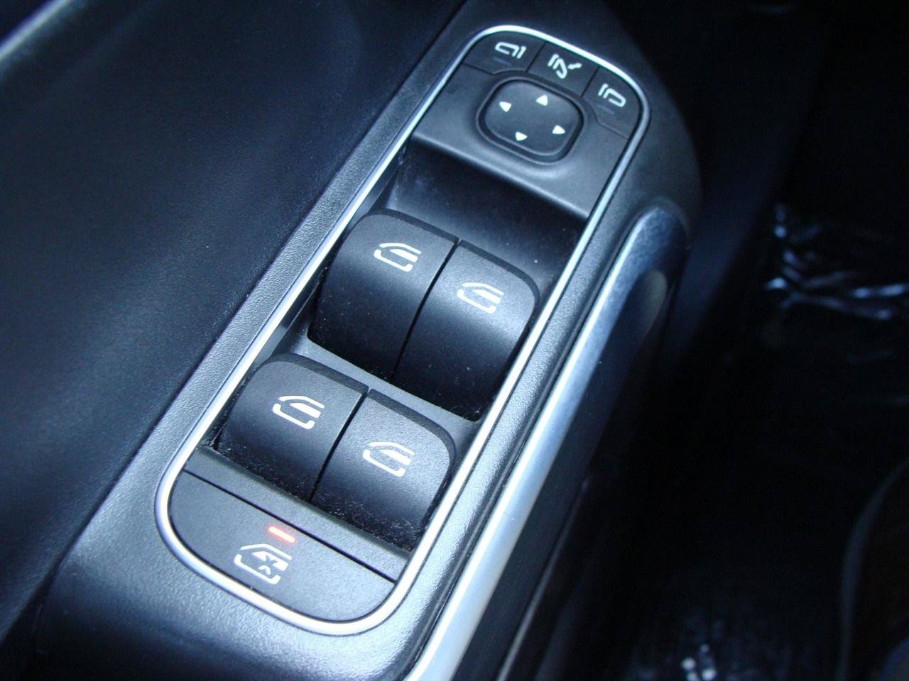 Used 2020 Mercedes-Benz GLB 250 4MATIC w/ Premium Package image 32