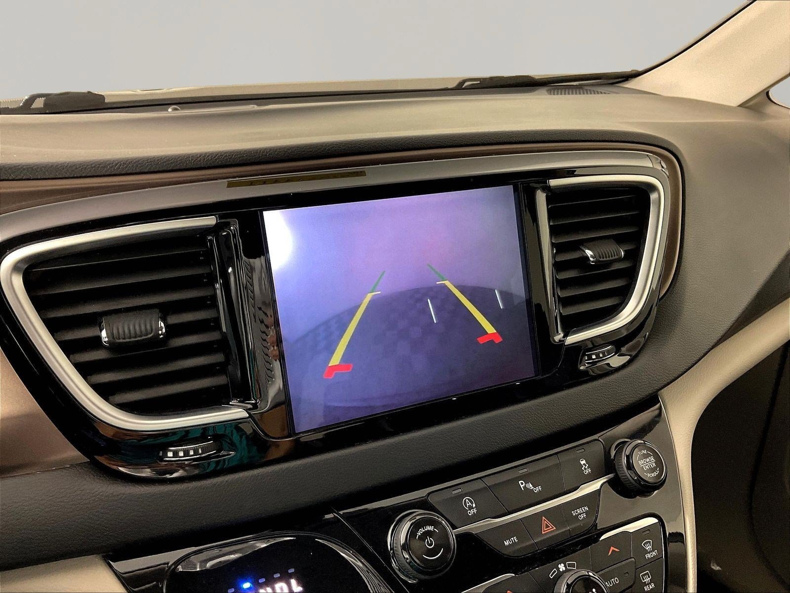 Used 2018 Chrysler Pacifica Touring-L Plus FWD image 14