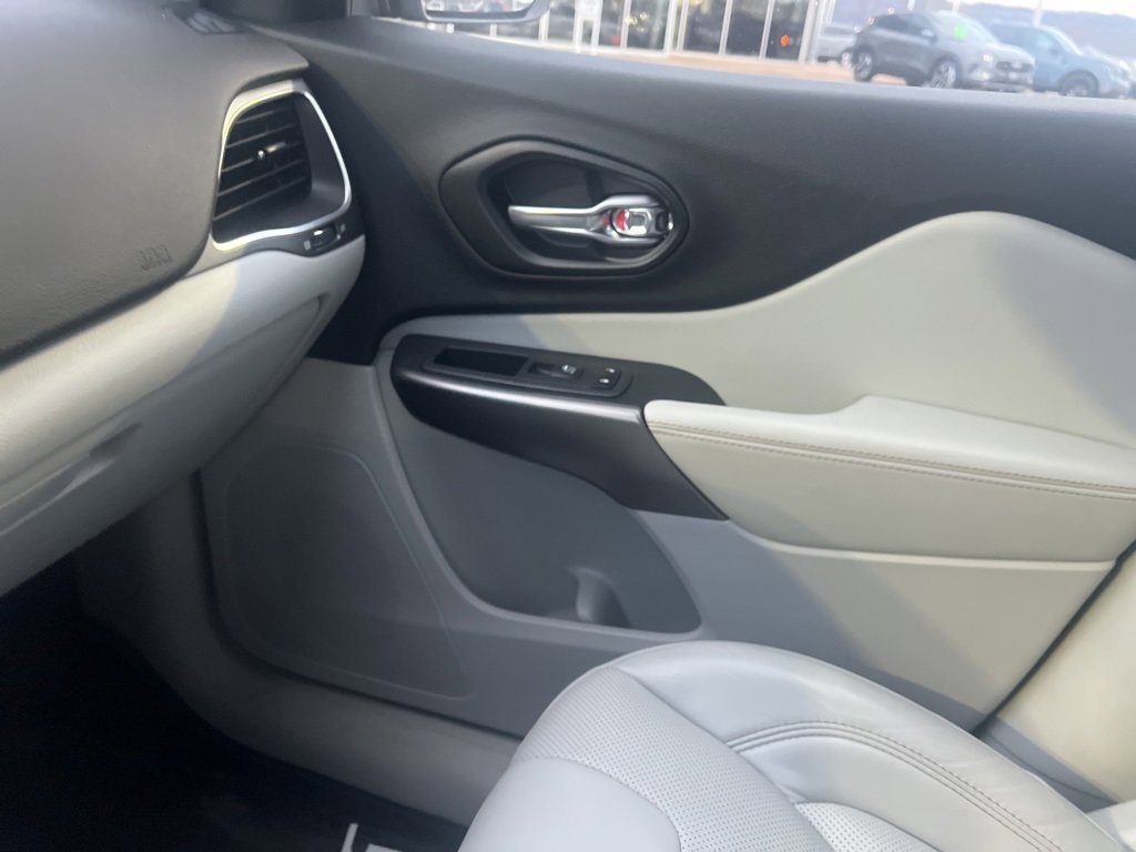 Used 2021 Jeep Cherokee Latitude Lux w/ Comfort/Convenience Group image 25