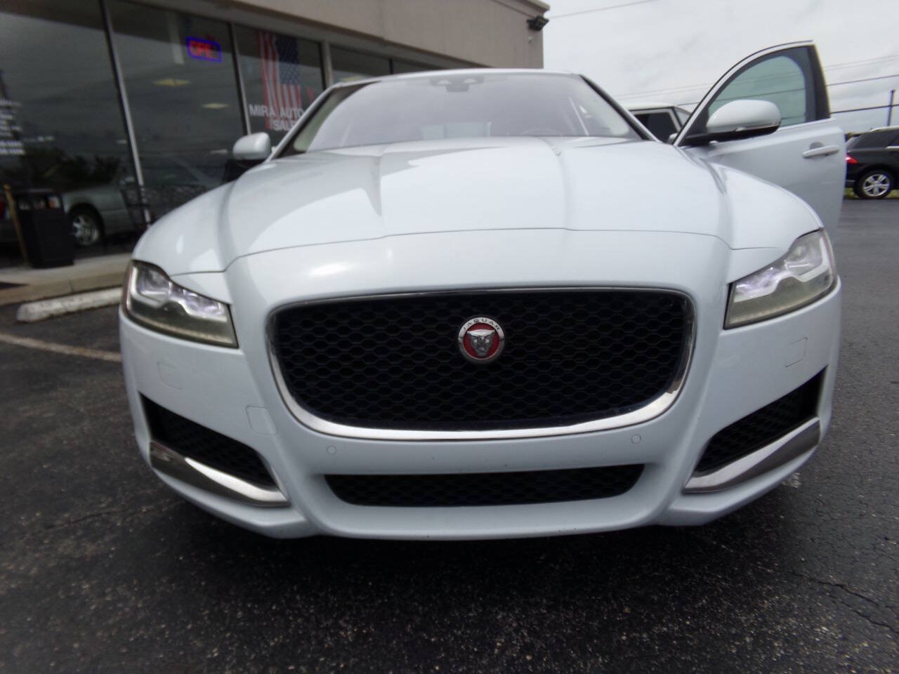 Used 2016 Jaguar XF Premium RWD image 47