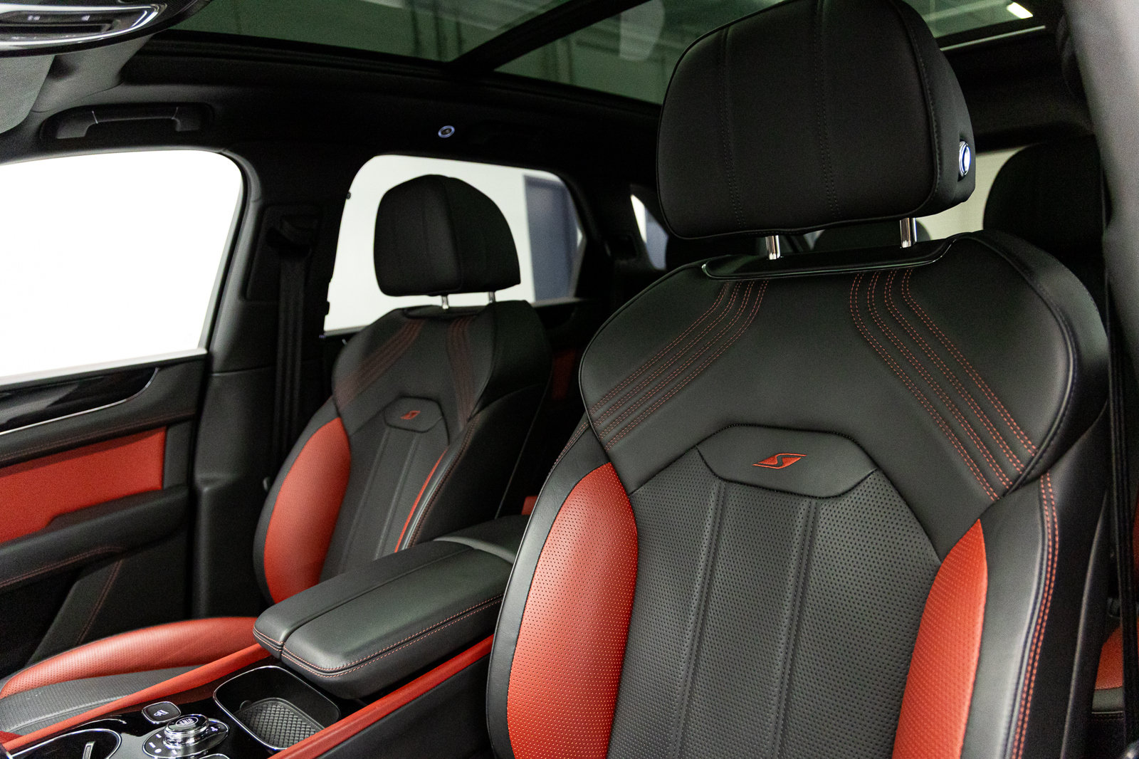 Used 2023 Bentley Bentayga AWD/4WD image 26