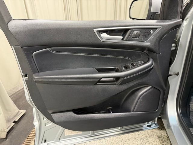 Used 2020 Ford Edge Titanium w/ Equipment Group 301A AWD/4WD image 20