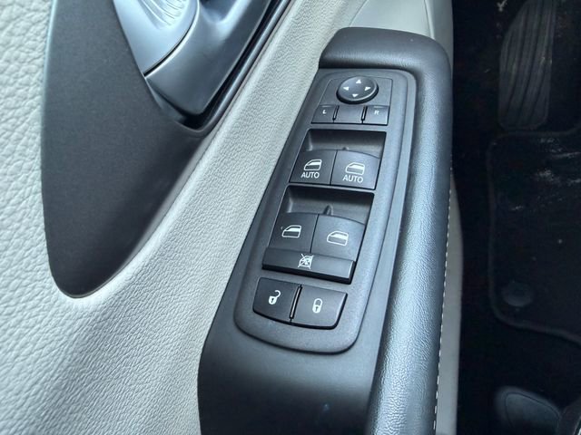 Used 2024 Chrysler Pacifica Touring-L image 21