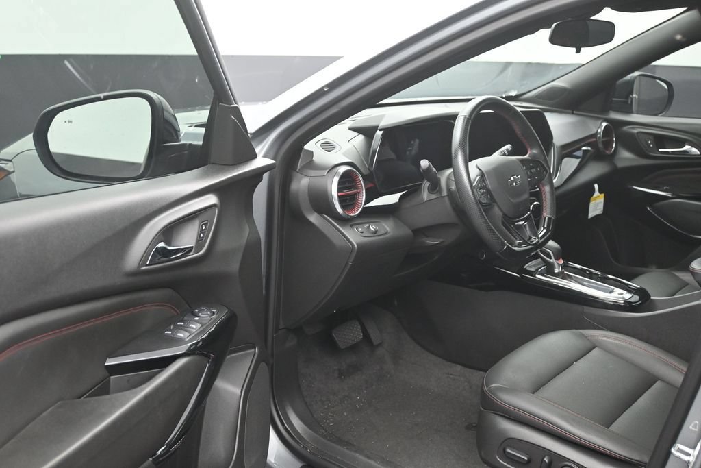 Used 2025 Chevrolet Trax RS w/ Sunroof Package FWD image 10