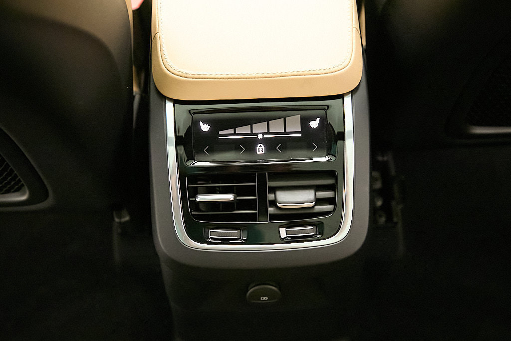 Certified 2024 Volvo XC90 T8 Ultimate w/ Protection Package Premier AWD/4WD image 28
