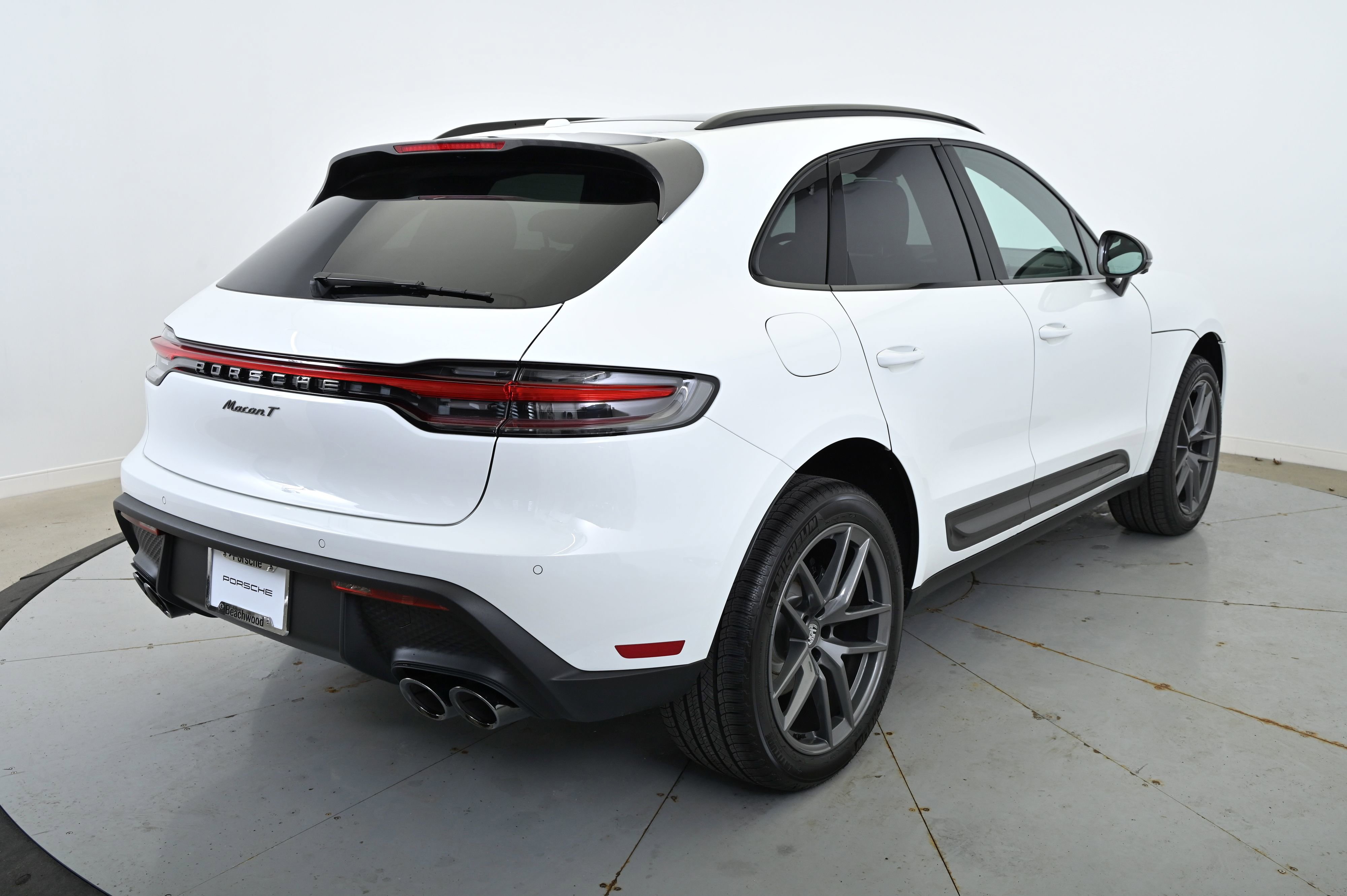 Certified 2025 Porsche Macan image 7