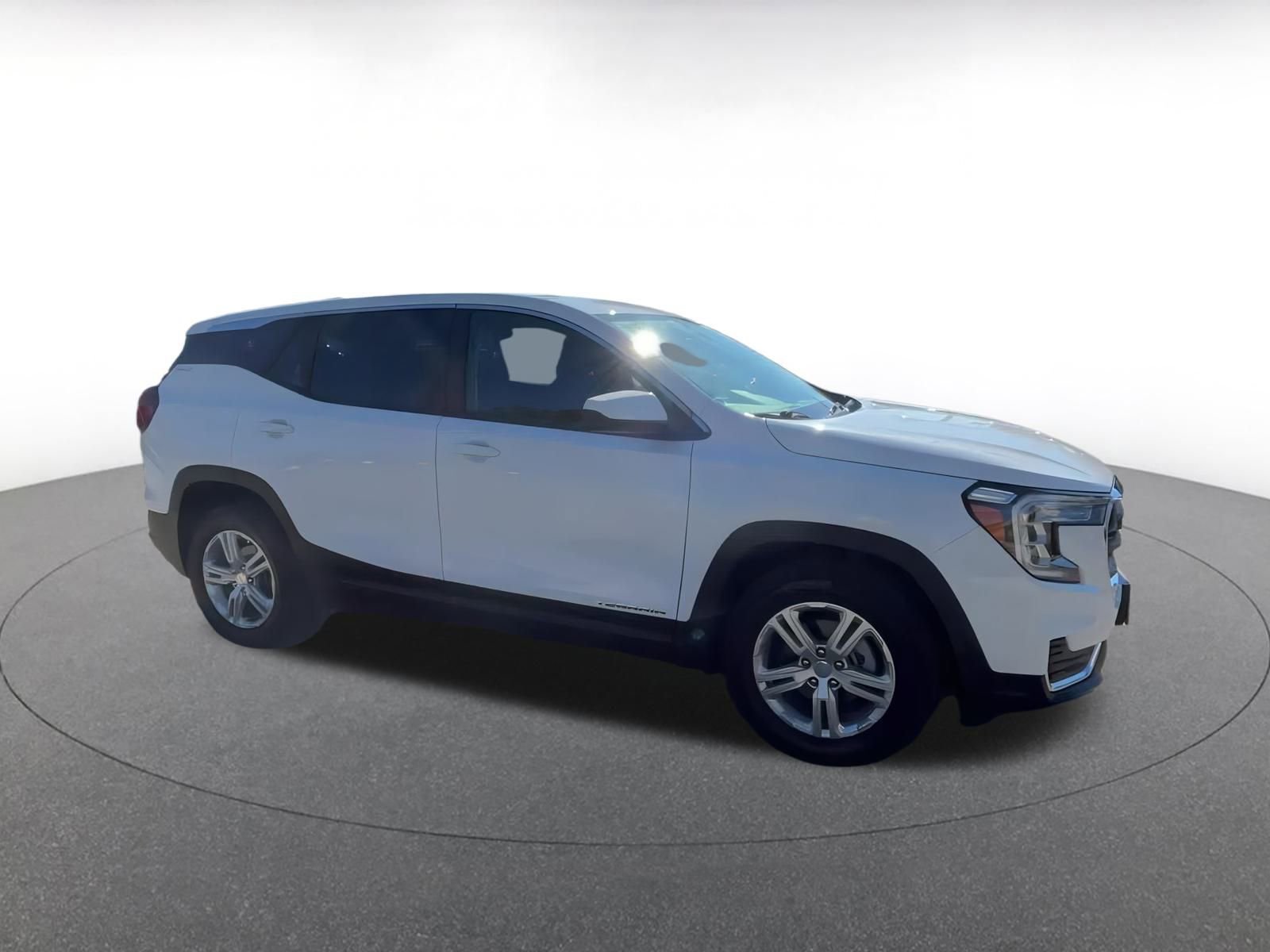 Used 2024 GMC Terrain SLE image 2