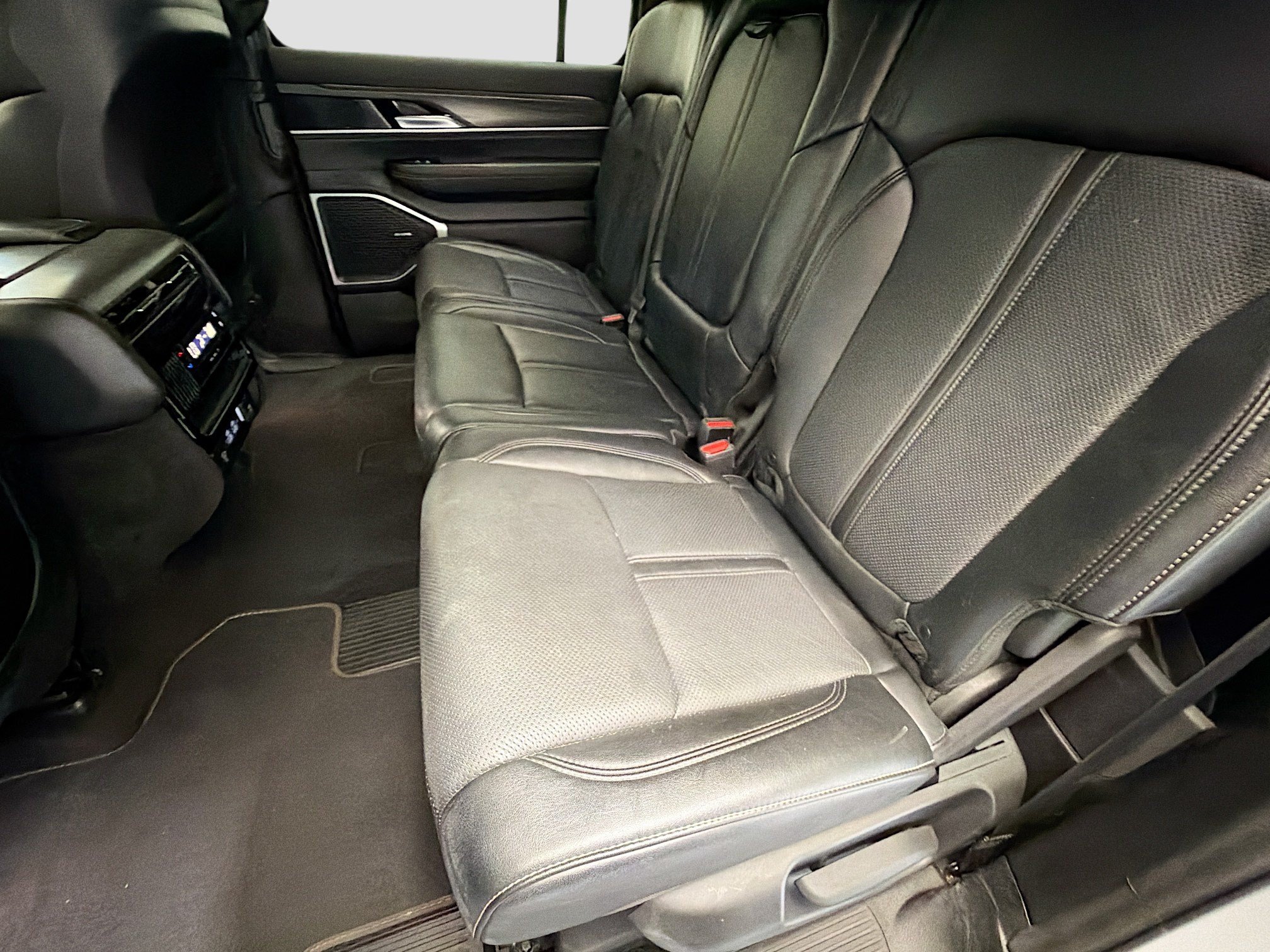 Used 2024 Jeep Wagoneer L Series II AWD/4WD image 12