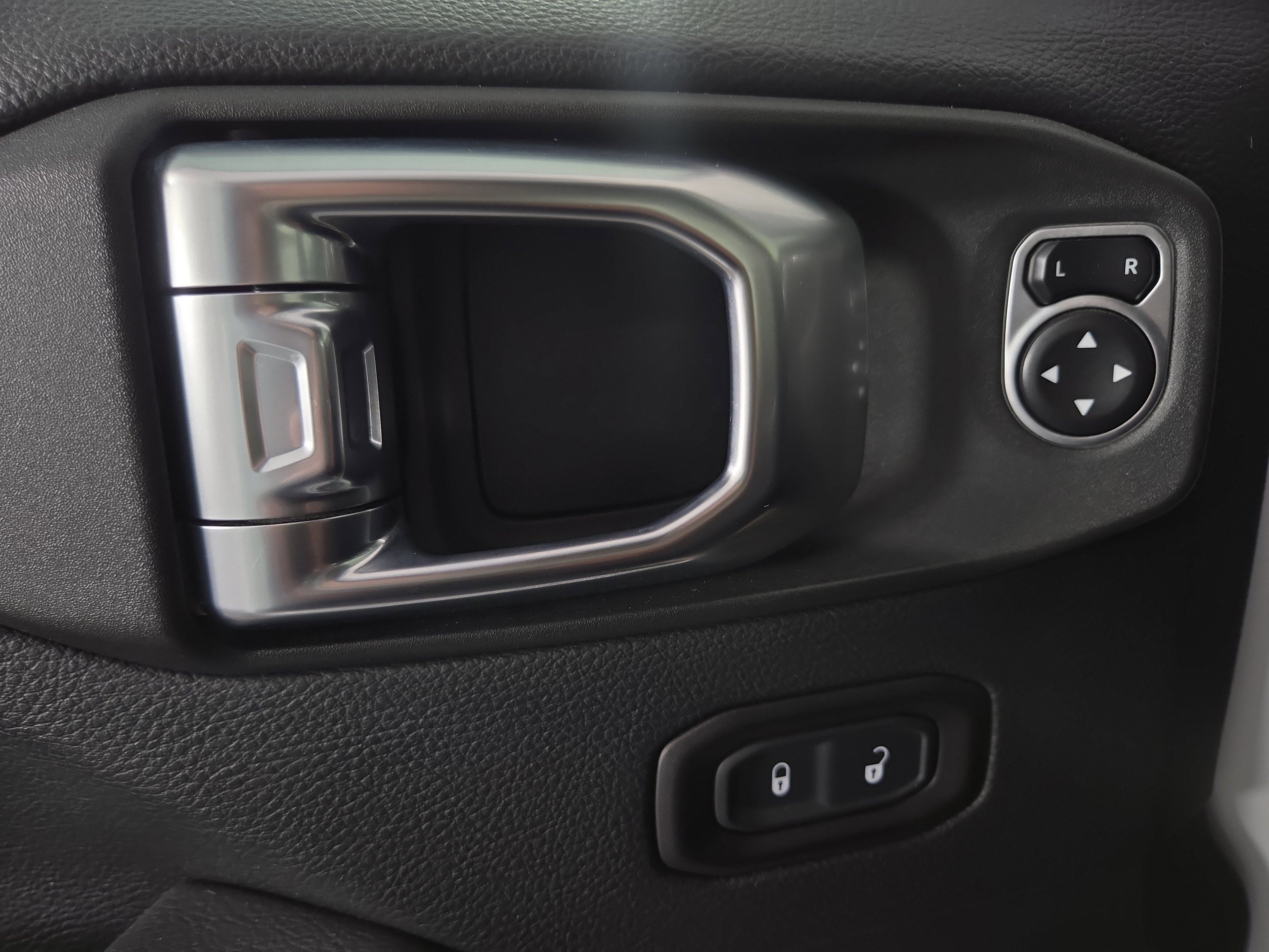 Used 2018 Jeep Wrangler Unlimited Sahara w/ Quick Order Package 24M Moab image 27