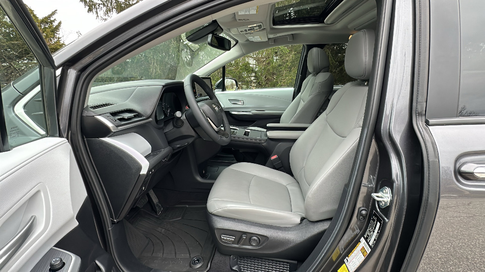 Used 2025 Toyota Sienna XLE w/ XLE Plus Package image 13