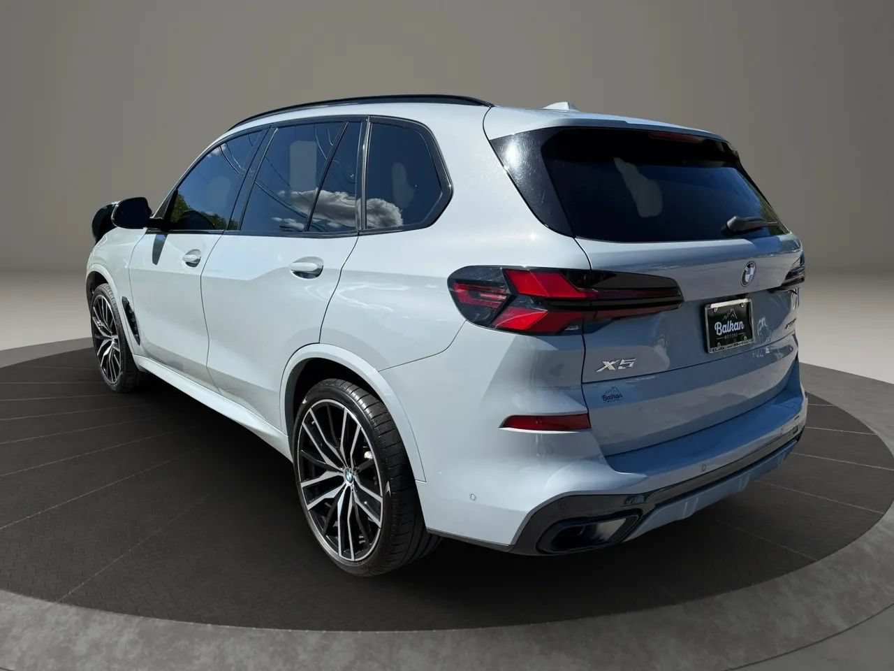 Used 2024 BMW X5 xDrive40i w/ M Sport Package AWD/4WD image 9