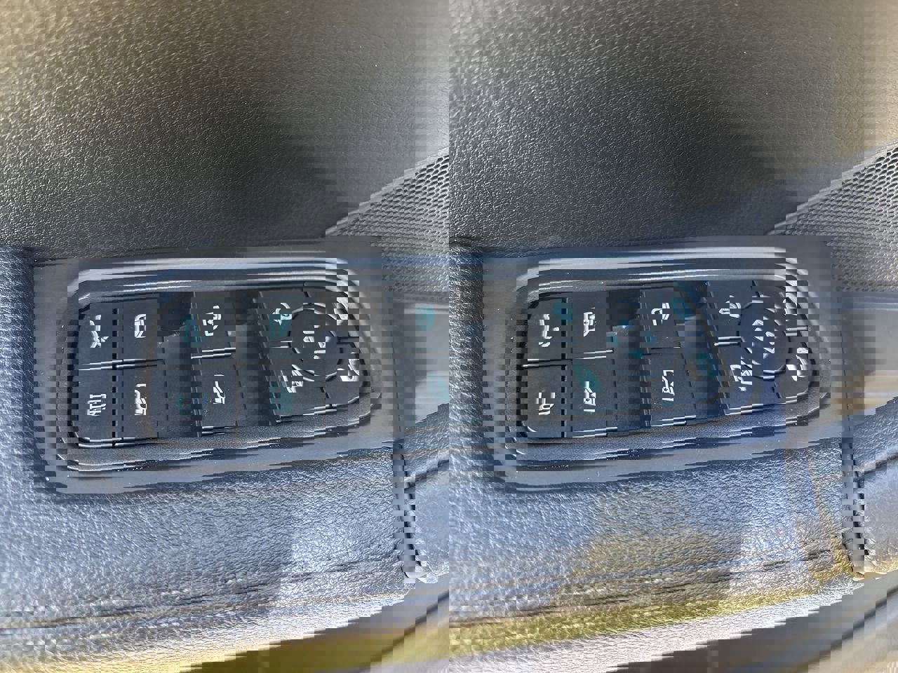 Used 2025 Porsche Cayenne E-Hybrid Coupe image 18