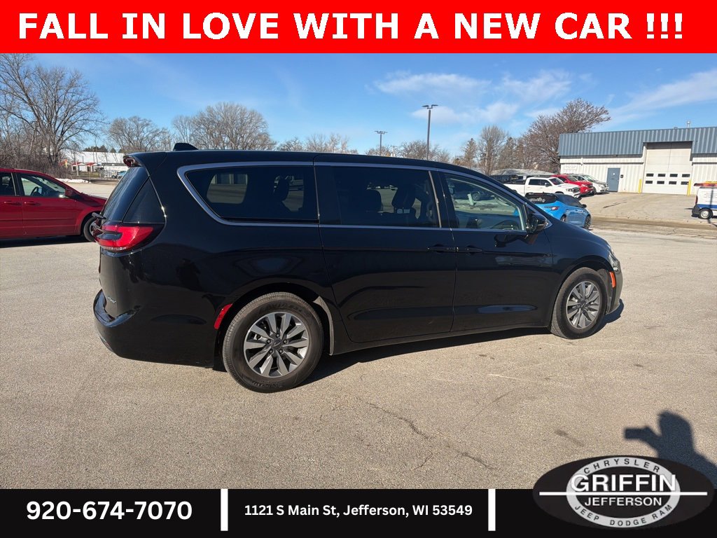 Used 2024 Chrysler Pacifica Select image 8
