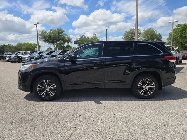 Used 2017 Toyota Highlander Plus AWD/4WD image 5