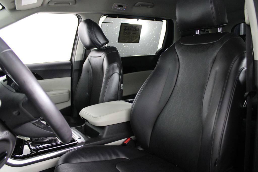 Used 2024 Kia Carnival EX image 19