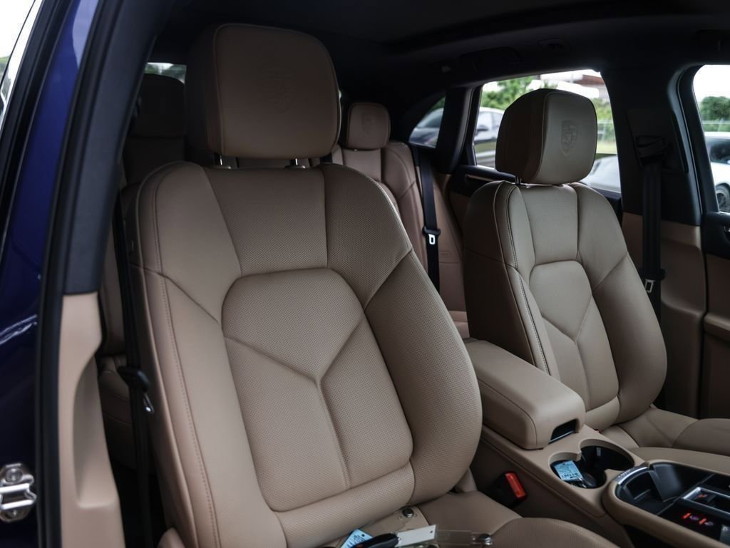 Certified 2025 Porsche Macan image 34