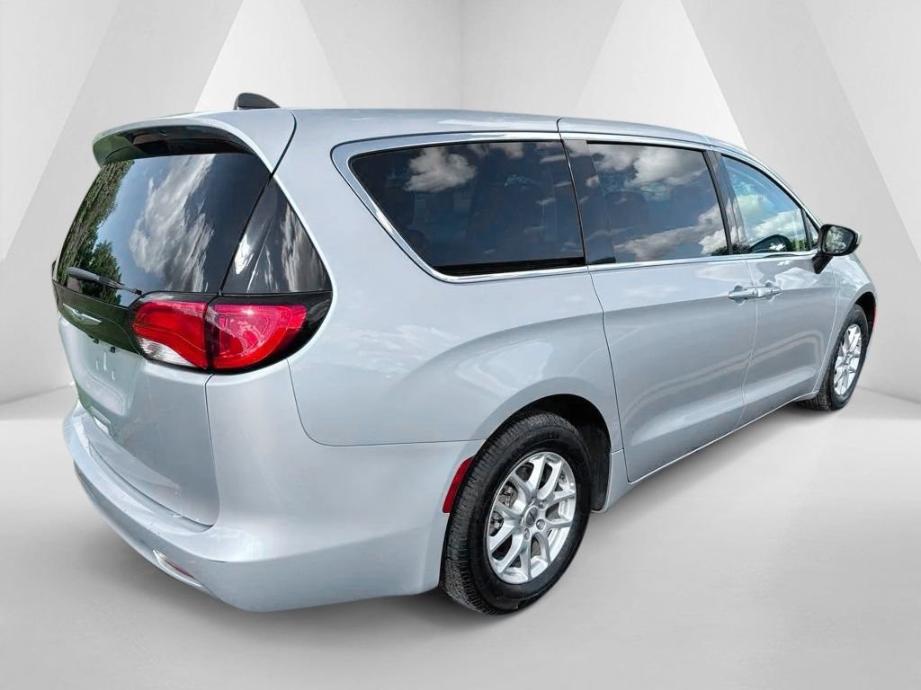 Used 2023 Chrysler Voyager LX FWD image 7