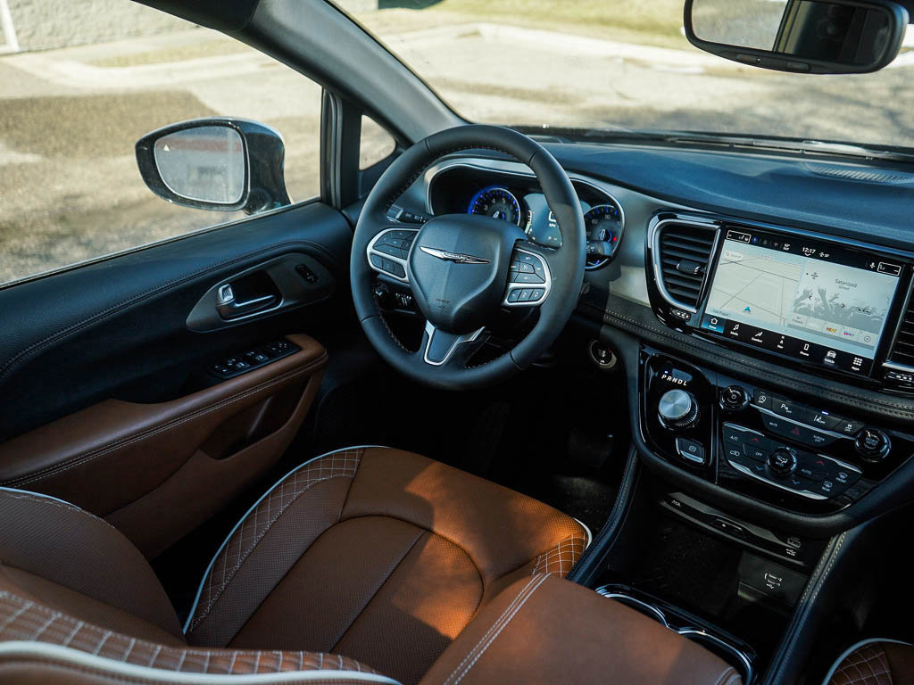 New 2026 Chrysler Pacifica Pinnacle w/ Trailer Tow Group AWD/4WD image 16