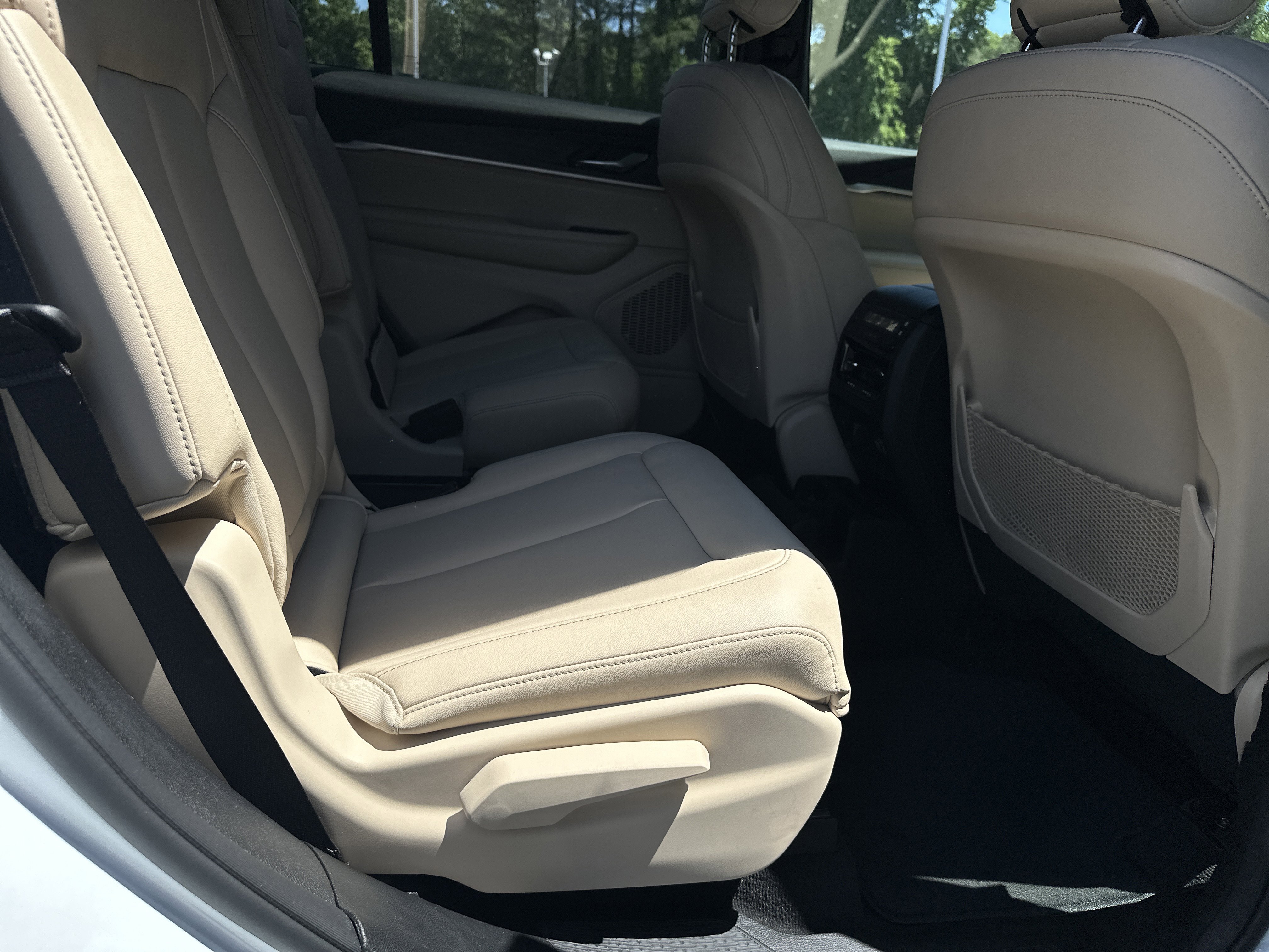Used 2023 Jeep Grand Cherokee L Limited w/ Black Appearance Package AWD/4WD image 18