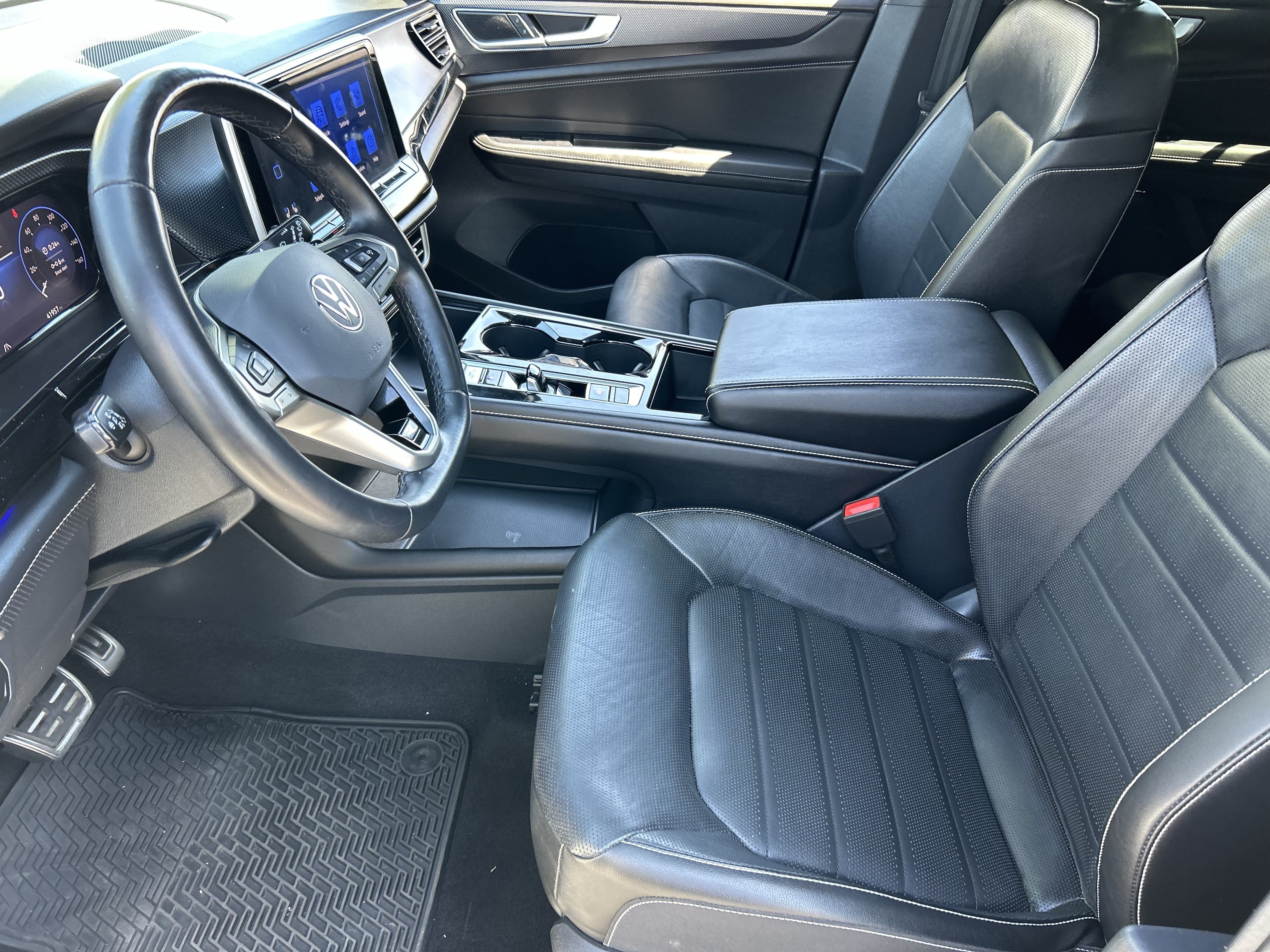 Certified 2024 Volkswagen Atlas Cross Sport SEL R-Line AWD/4WD image 17