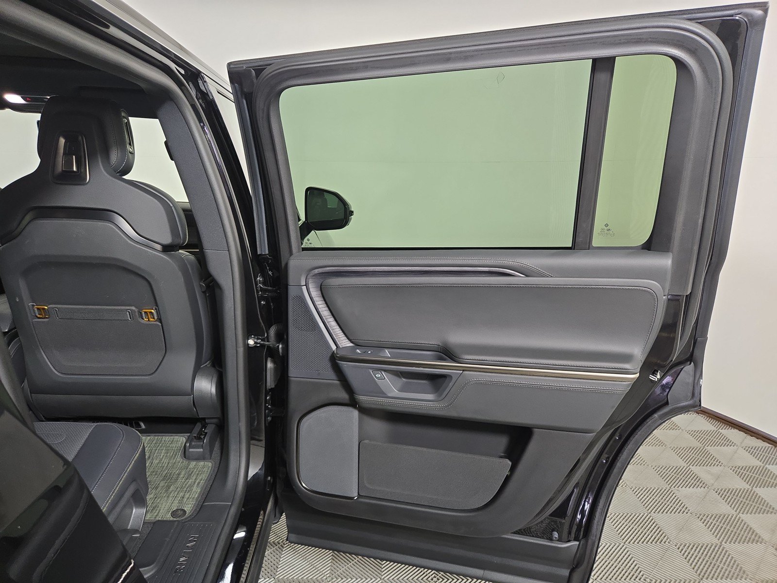 Used 2025 Rivian R1S Adventure AWD/4WD image 19