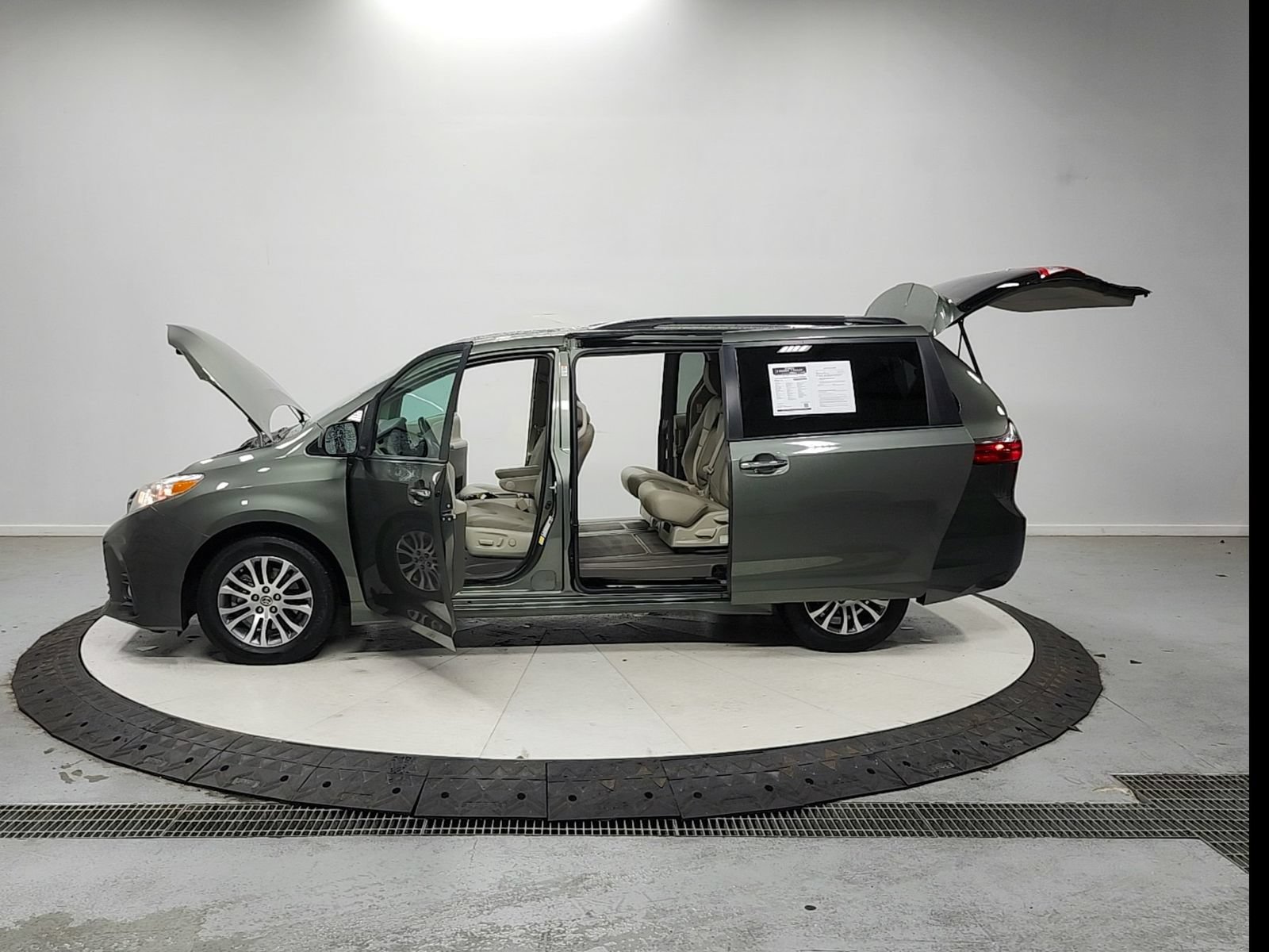 Used 2020 Toyota Sienna XLE Premium FWD image 13
