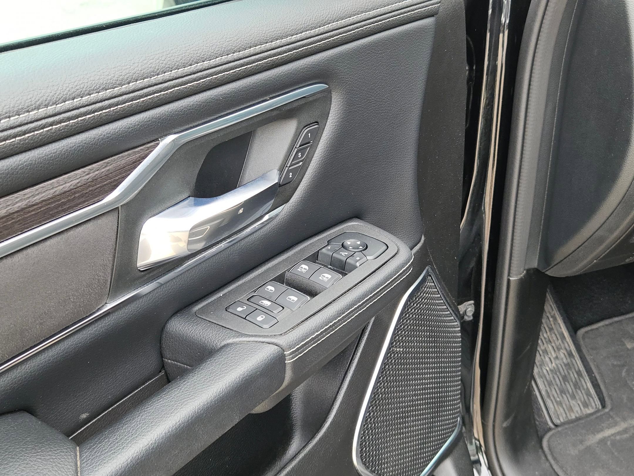 Used 2026 RAM 1500 Laramie AWD/4WD image 12