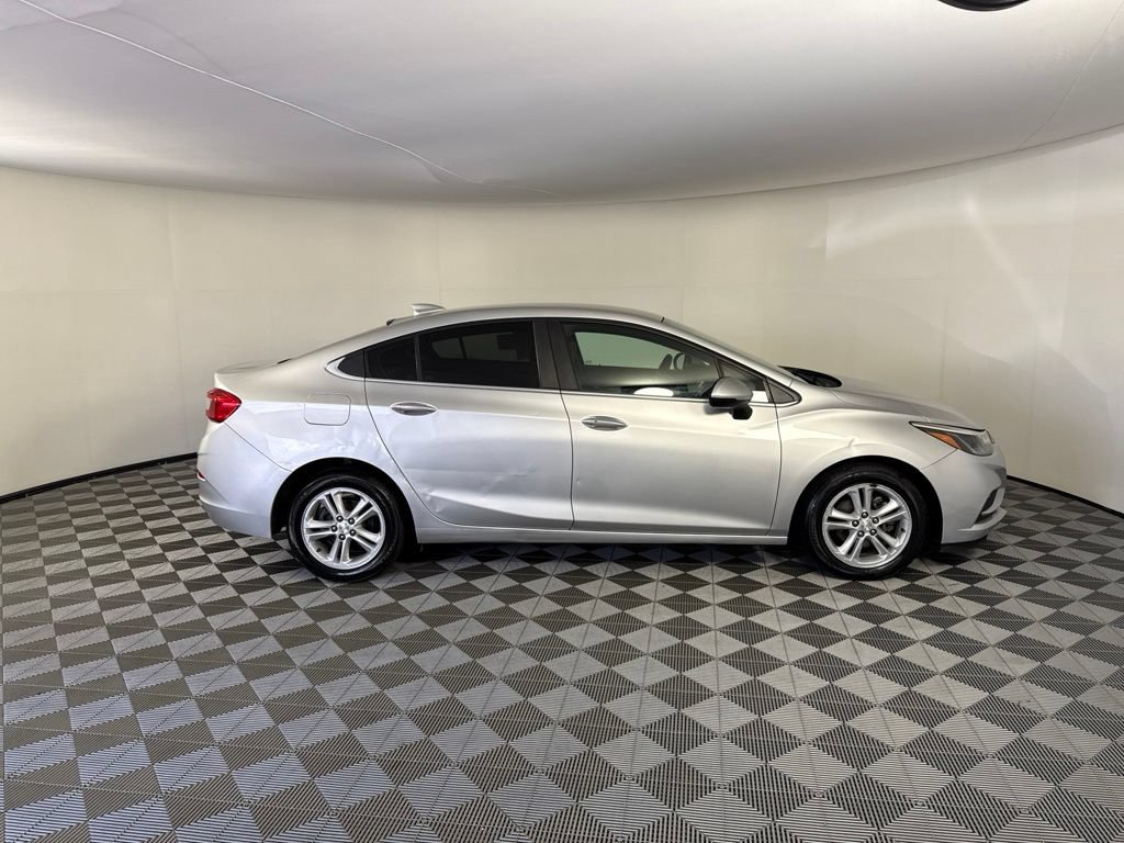 Used 2017 Chevrolet Cruze LT w/ LT Convenience Package FWD image 6
